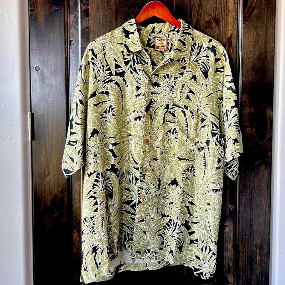 Tommy Bahama 100% silk button down men’s shirt in size L